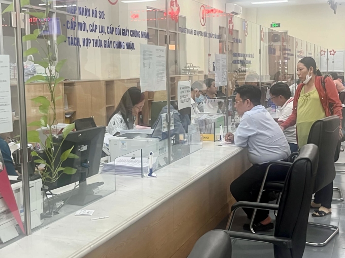 Người dân làm thủ tục tại một Văn phòng đăng ký đất đai ở TP HCM. Ảnh: Phương Uyên